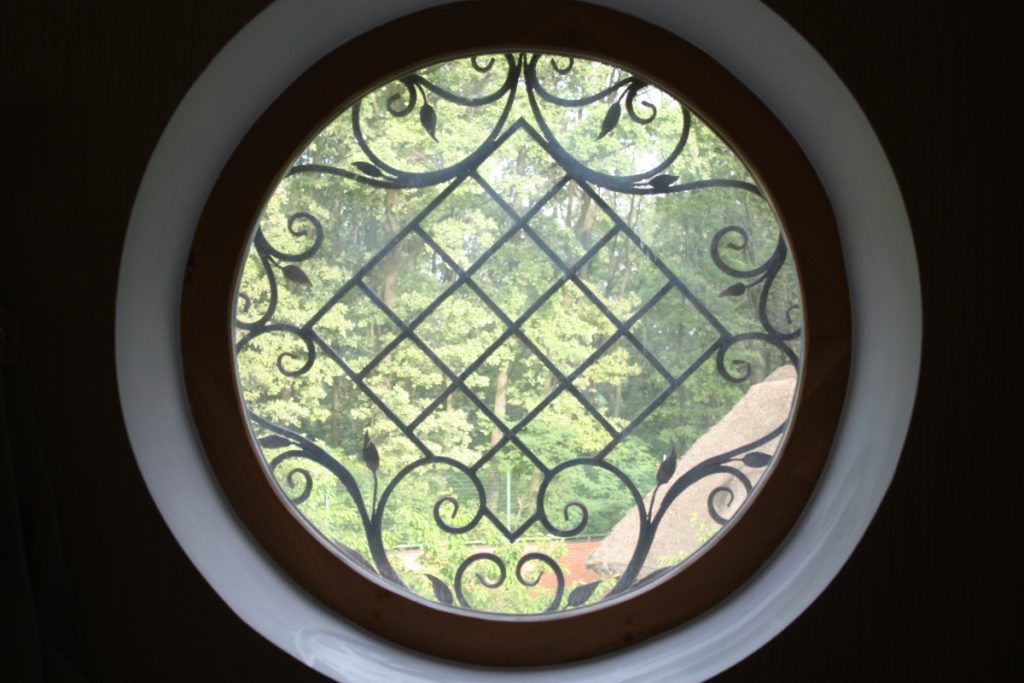 Круглые окна из дерева